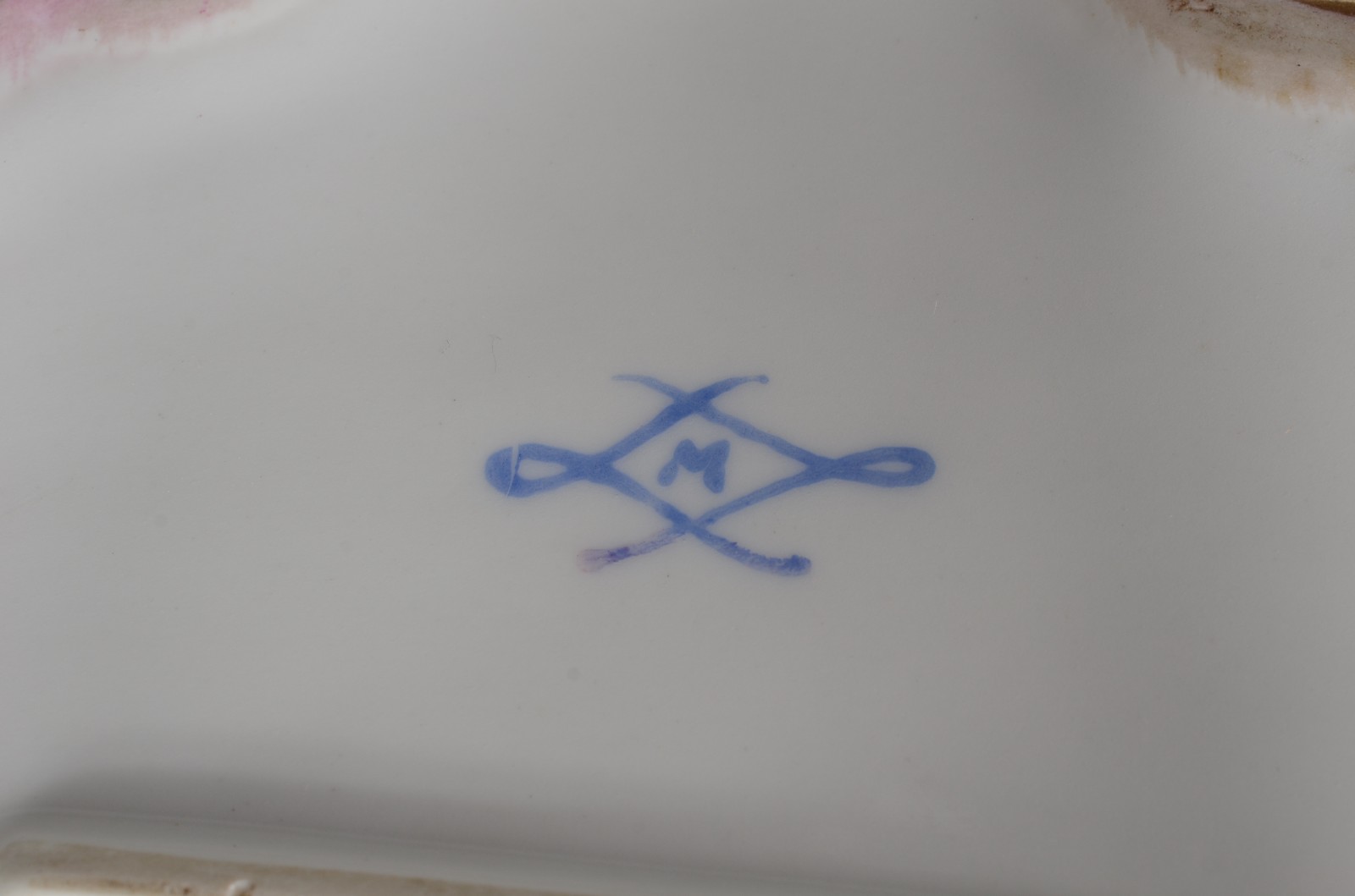 Caixa porta jóias de porcelana europeia decorada com cena de castelo... - foto 11 de 11