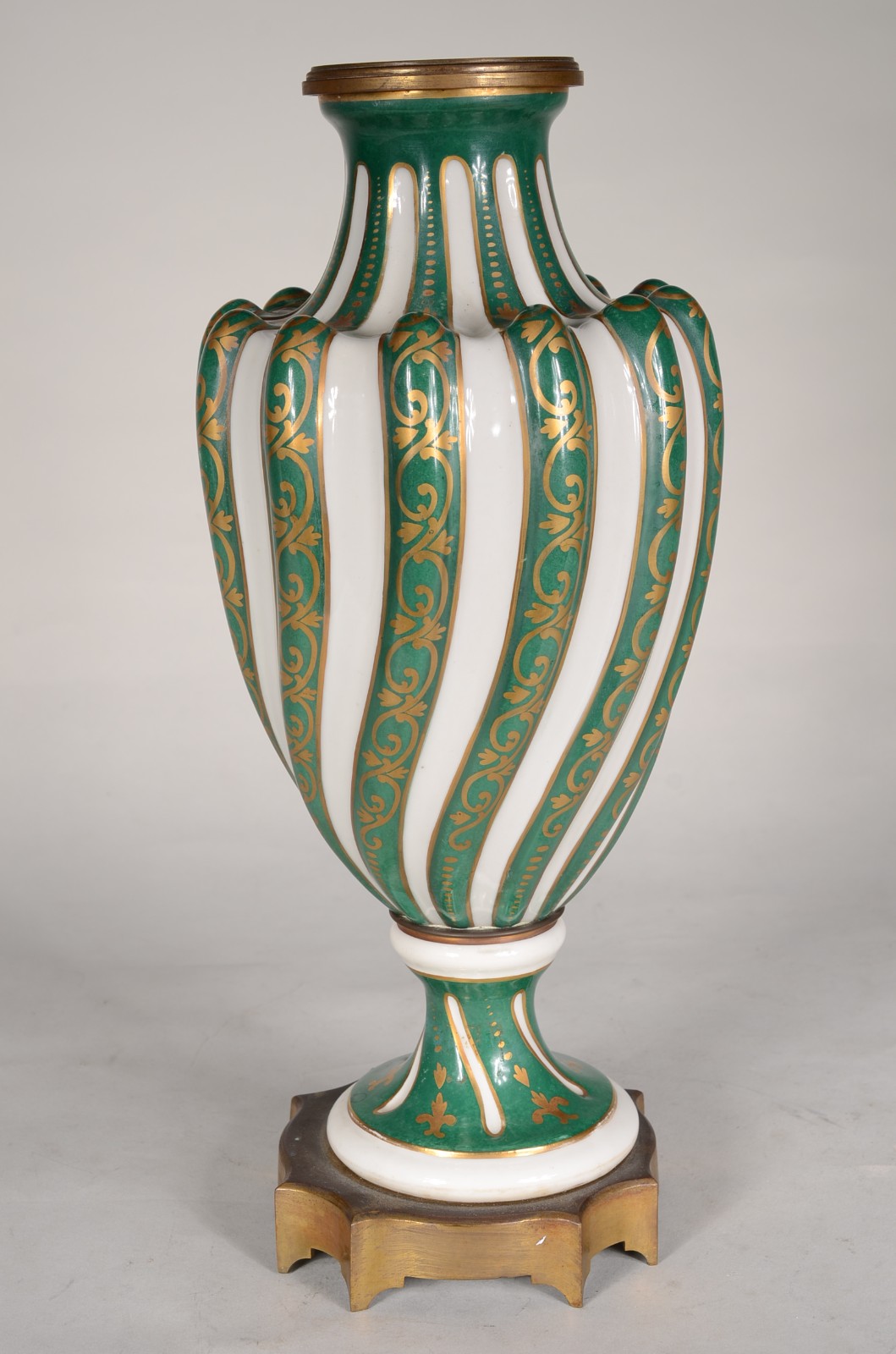 Ânfora de porcelana com gomos retorcidos nas cores verde e branca com... - foto 1 de 5
