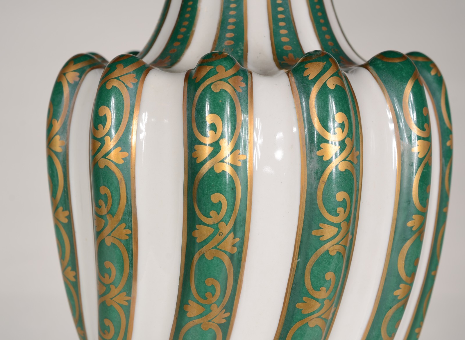 Ânfora de porcelana com gomos retorcidos nas cores verde e branca com... - foto 2 de 5