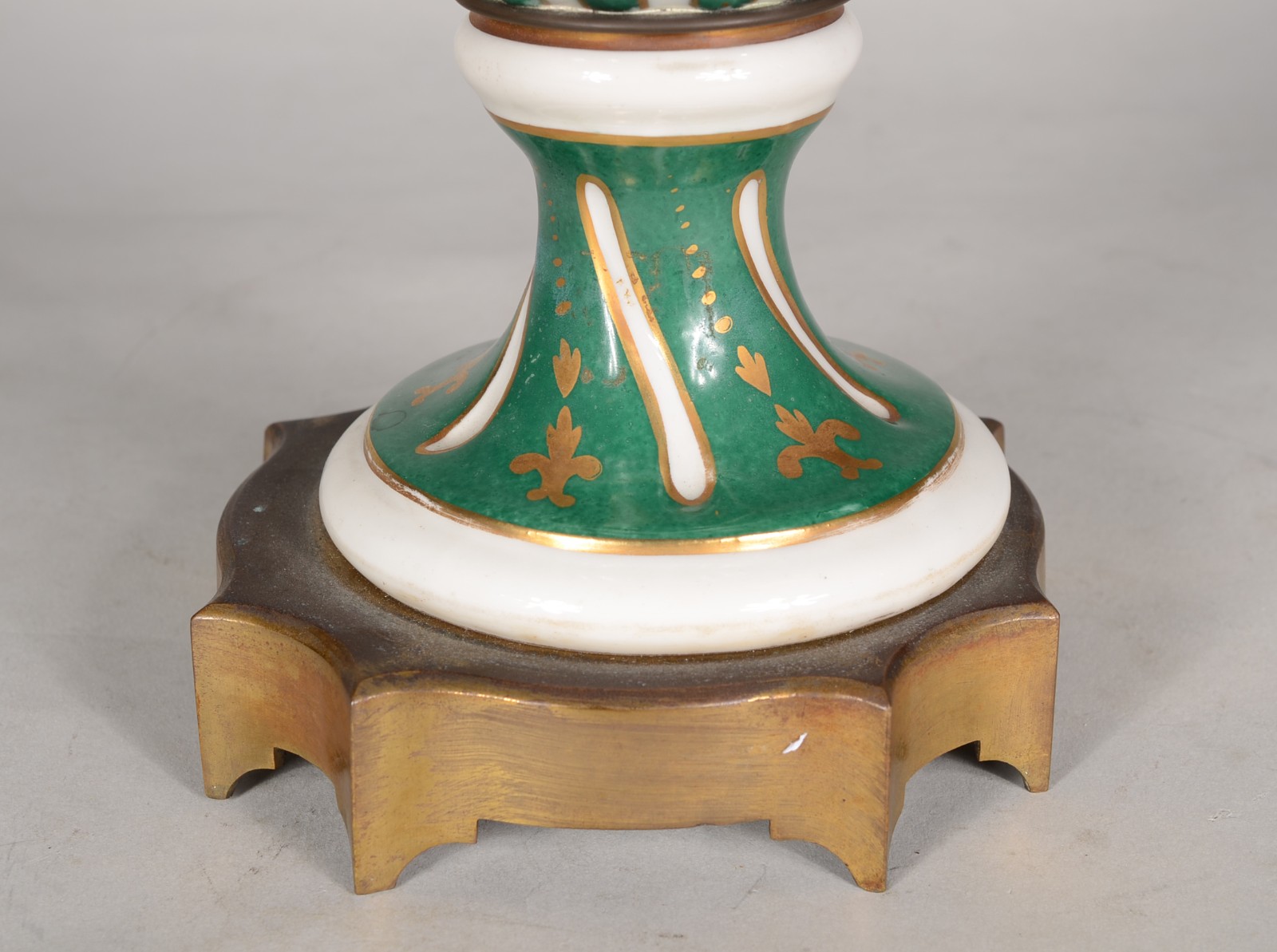 Ânfora de porcelana com gomos retorcidos nas cores verde e branca com... - foto 3 de 5