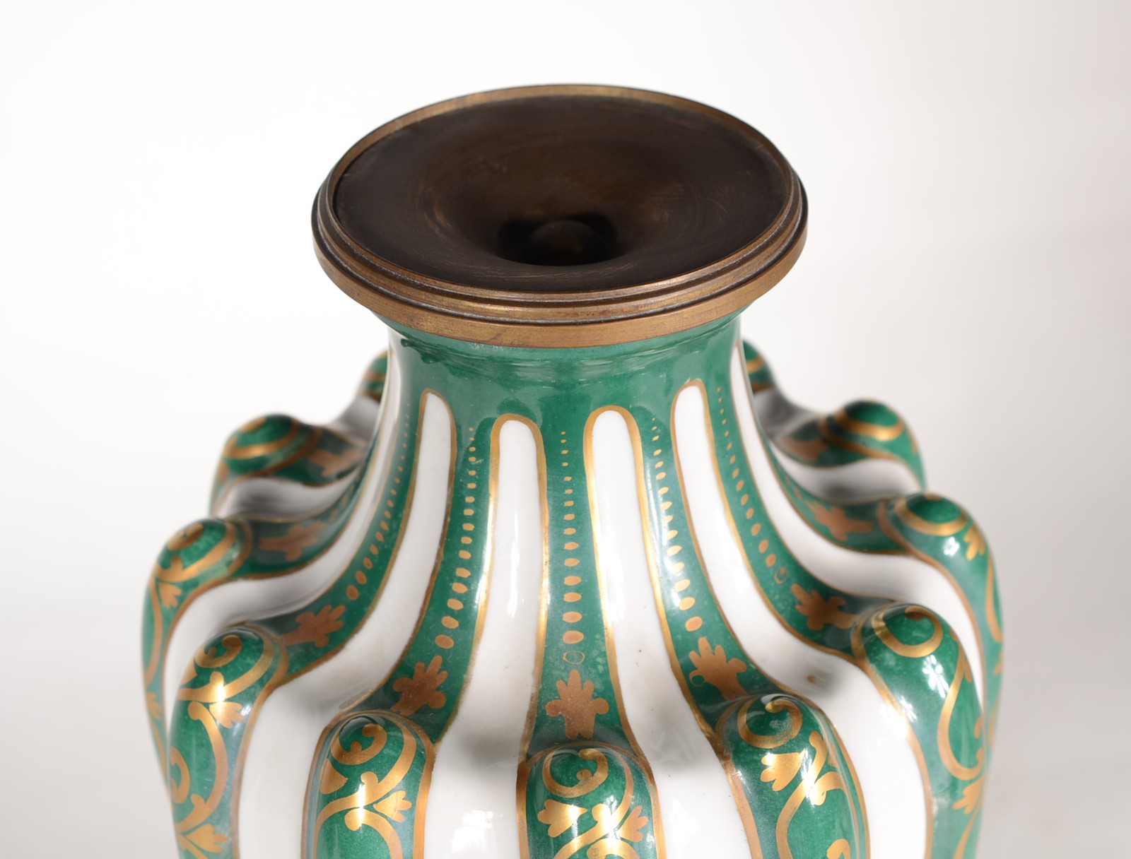 Ânfora de porcelana com gomos retorcidos nas cores verde e branca com... - foto 4 de 5