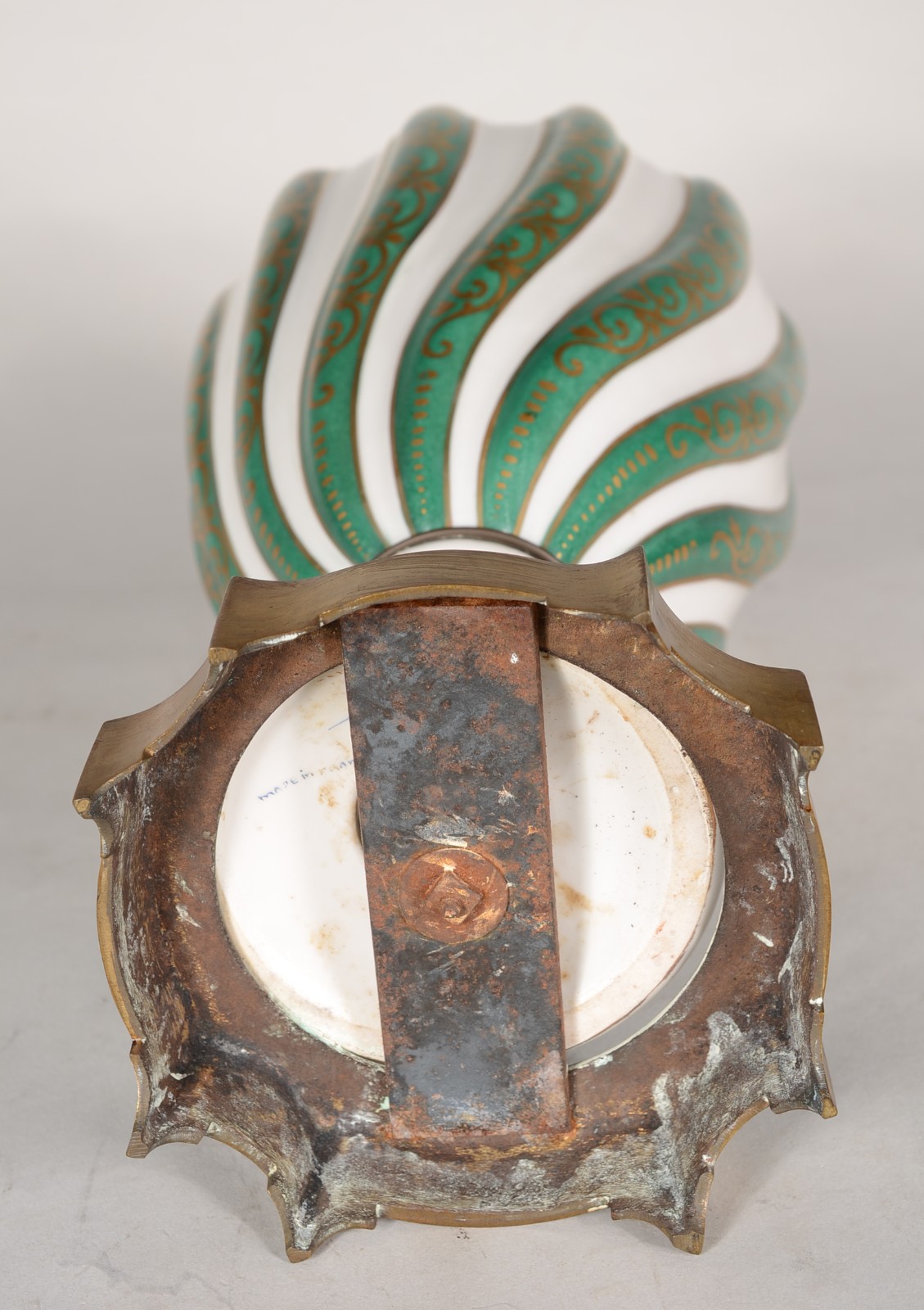 Ânfora de porcelana com gomos retorcidos nas cores verde e branca com... - foto 5 de 5