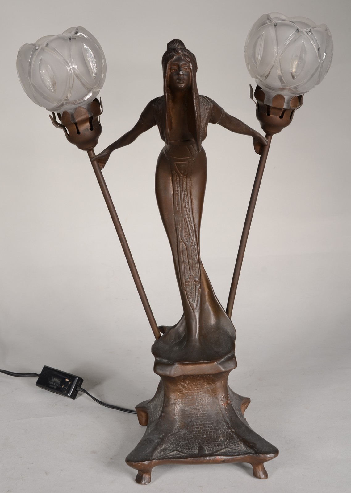 Luminária de metal para 2 luzes na forma de figura feminina, mangas... - foto 1 de 7