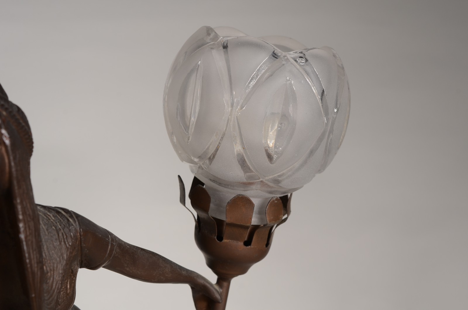 Luminária de metal para 2 luzes na forma de figura feminina, mangas... - foto 2 de 7