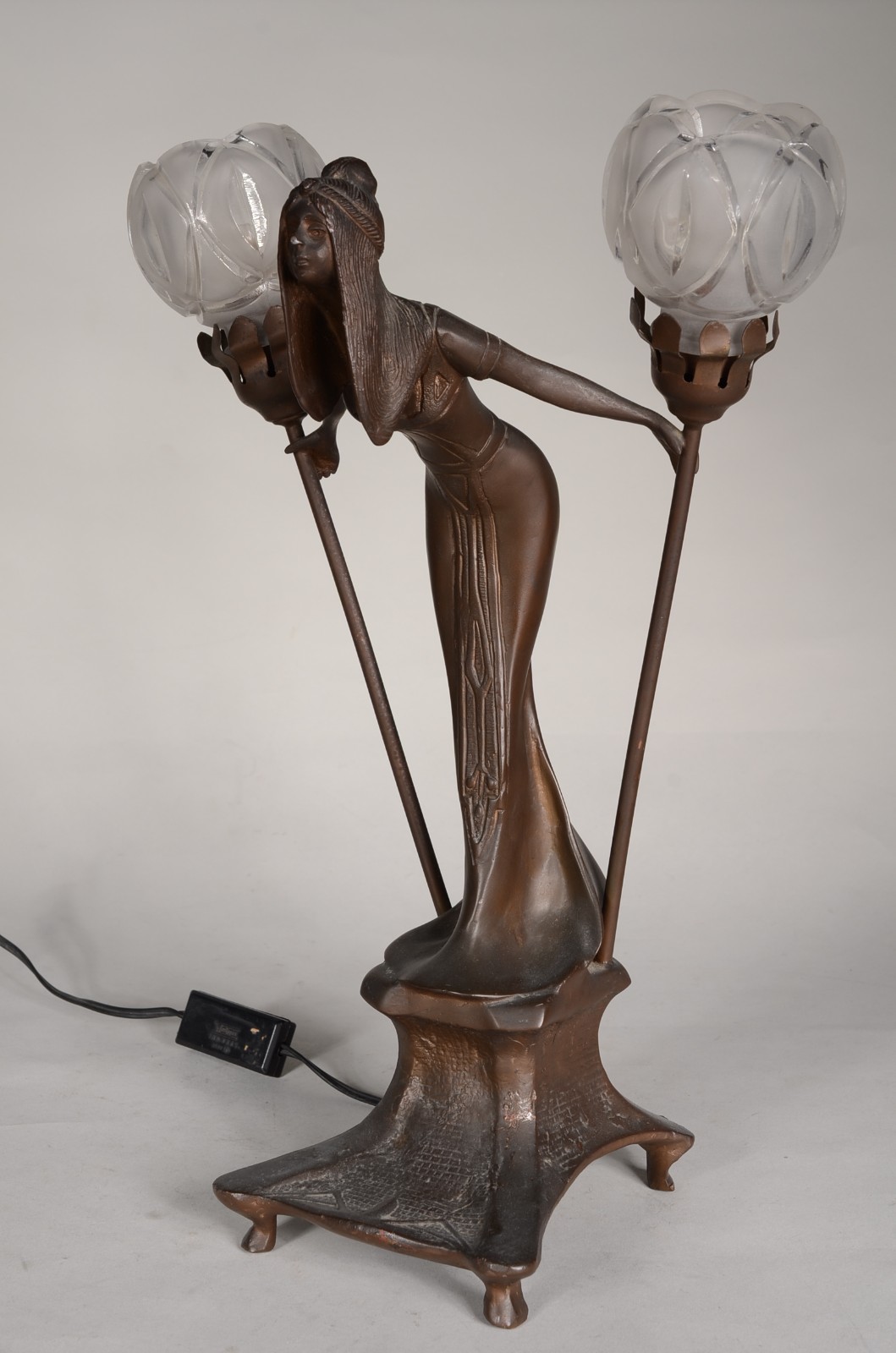 Luminária de metal para 2 luzes na forma de figura feminina, mangas... - foto 3 de 7
