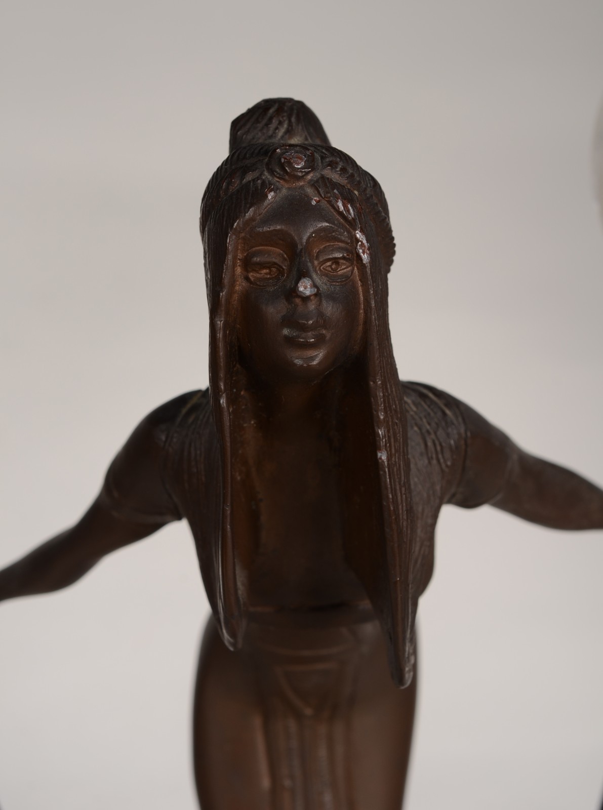 Luminária de metal para 2 luzes na forma de figura feminina, mangas... - foto 4 de 7