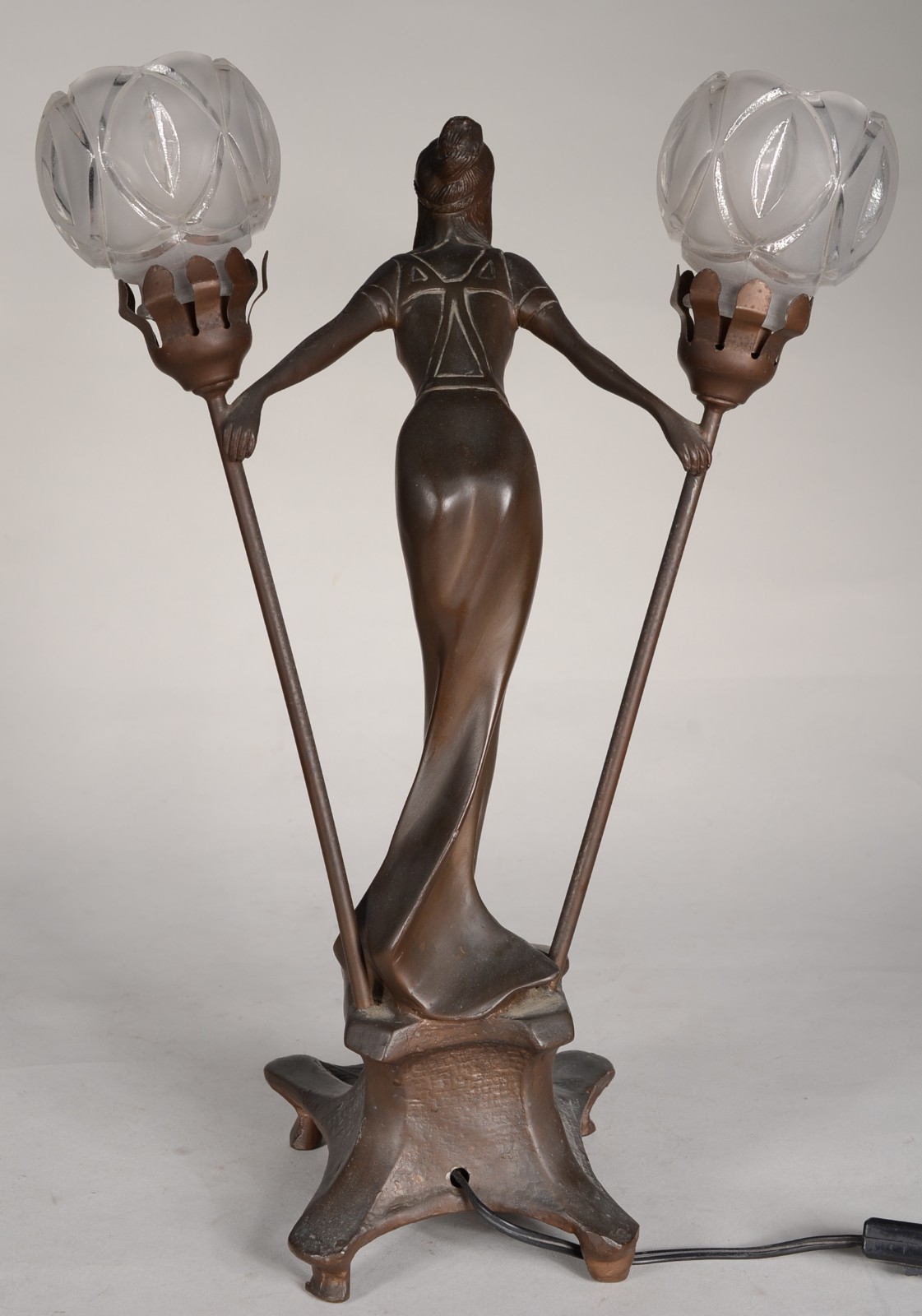 Luminária de metal para 2 luzes na forma de figura feminina, mangas... - foto 5 de 7
