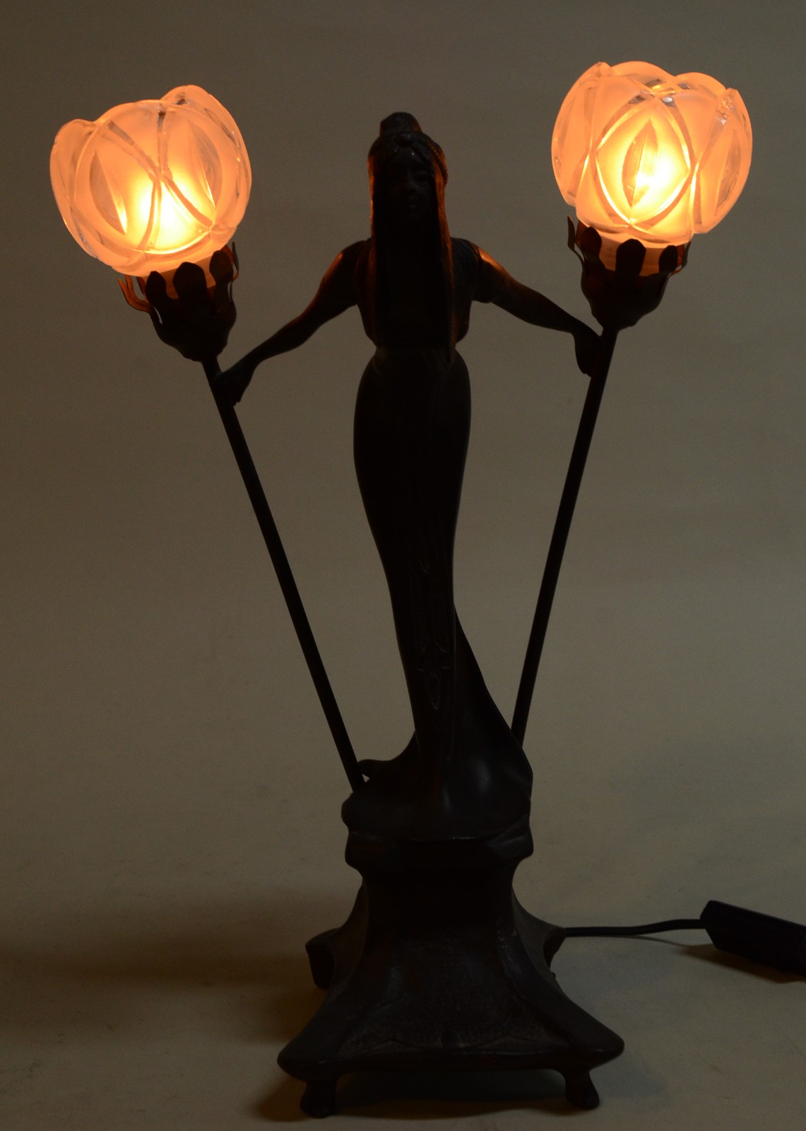 Luminária de metal para 2 luzes na forma de figura feminina, mangas... - foto 6 de 7