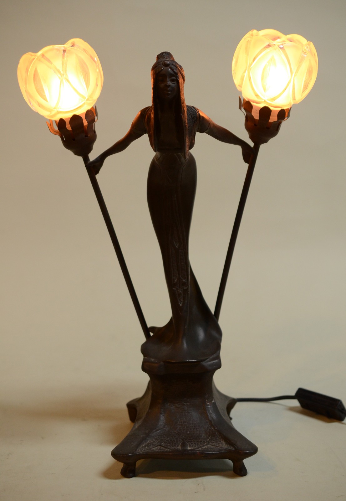 Luminária de metal para 2 luzes na forma de figura feminina, mangas... - foto 7 de 7