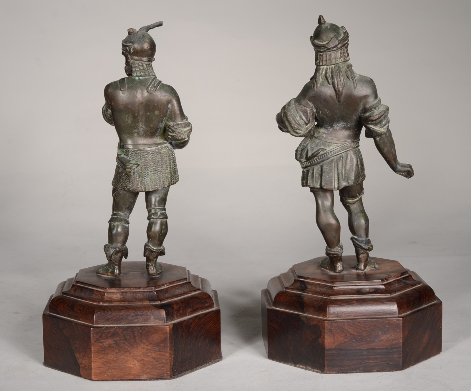 Par de estatuetas de metal representando guerreiros vikings. Faltando... - foto 4 de 7