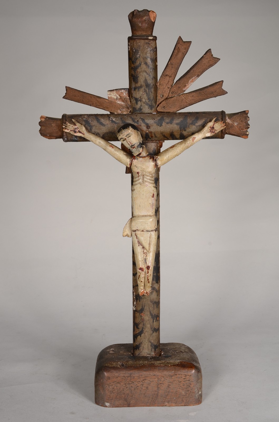 Crucifixo com figura de Cristo de madeira policromada rústica. - foto 1 de 8