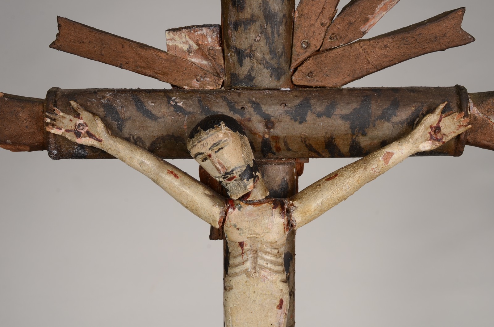 Crucifixo com figura de Cristo de madeira policromada rústica. - foto 2 de 8