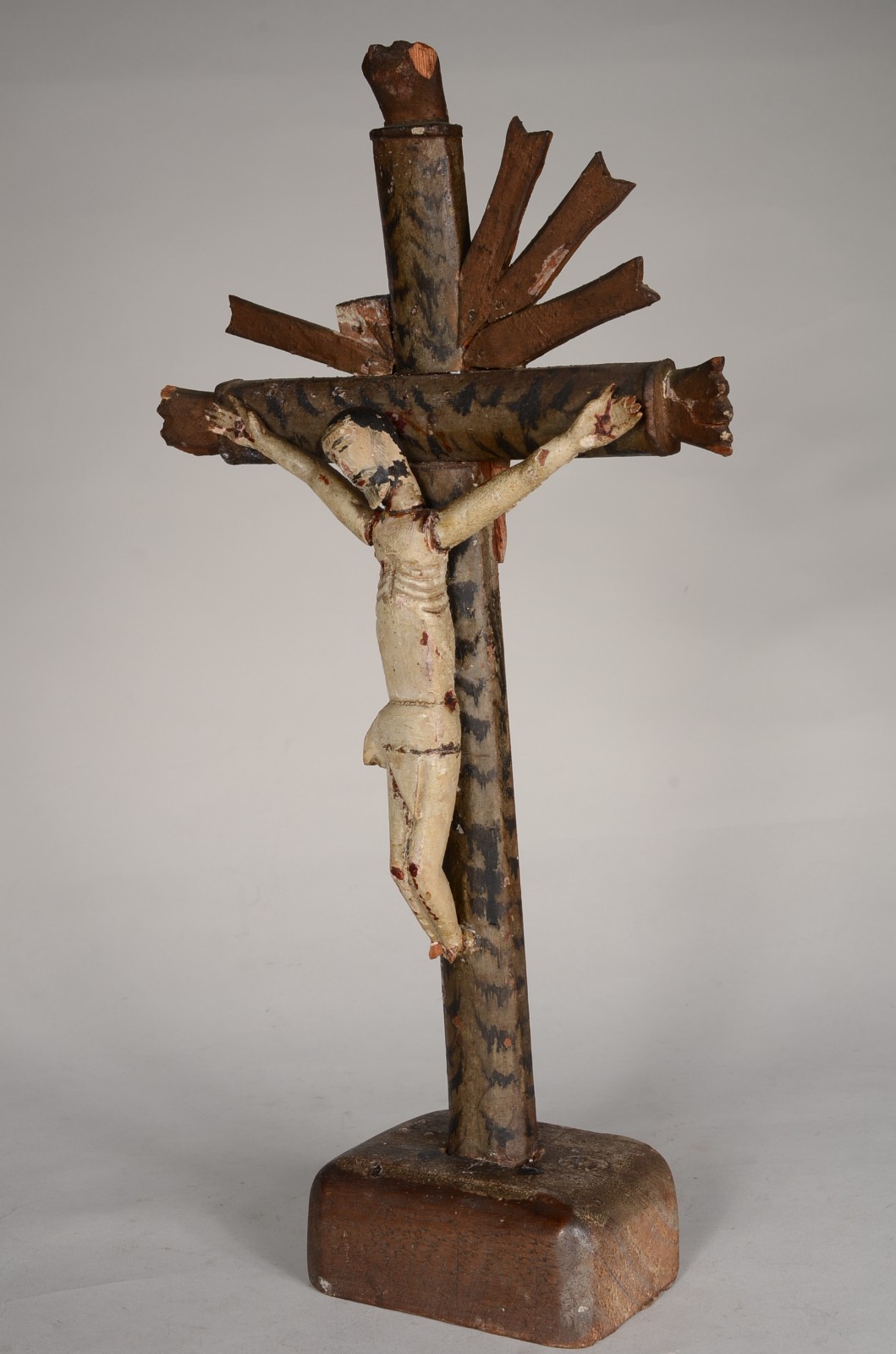Crucifixo com figura de Cristo de madeira policromada rústica. - foto 4 de 8