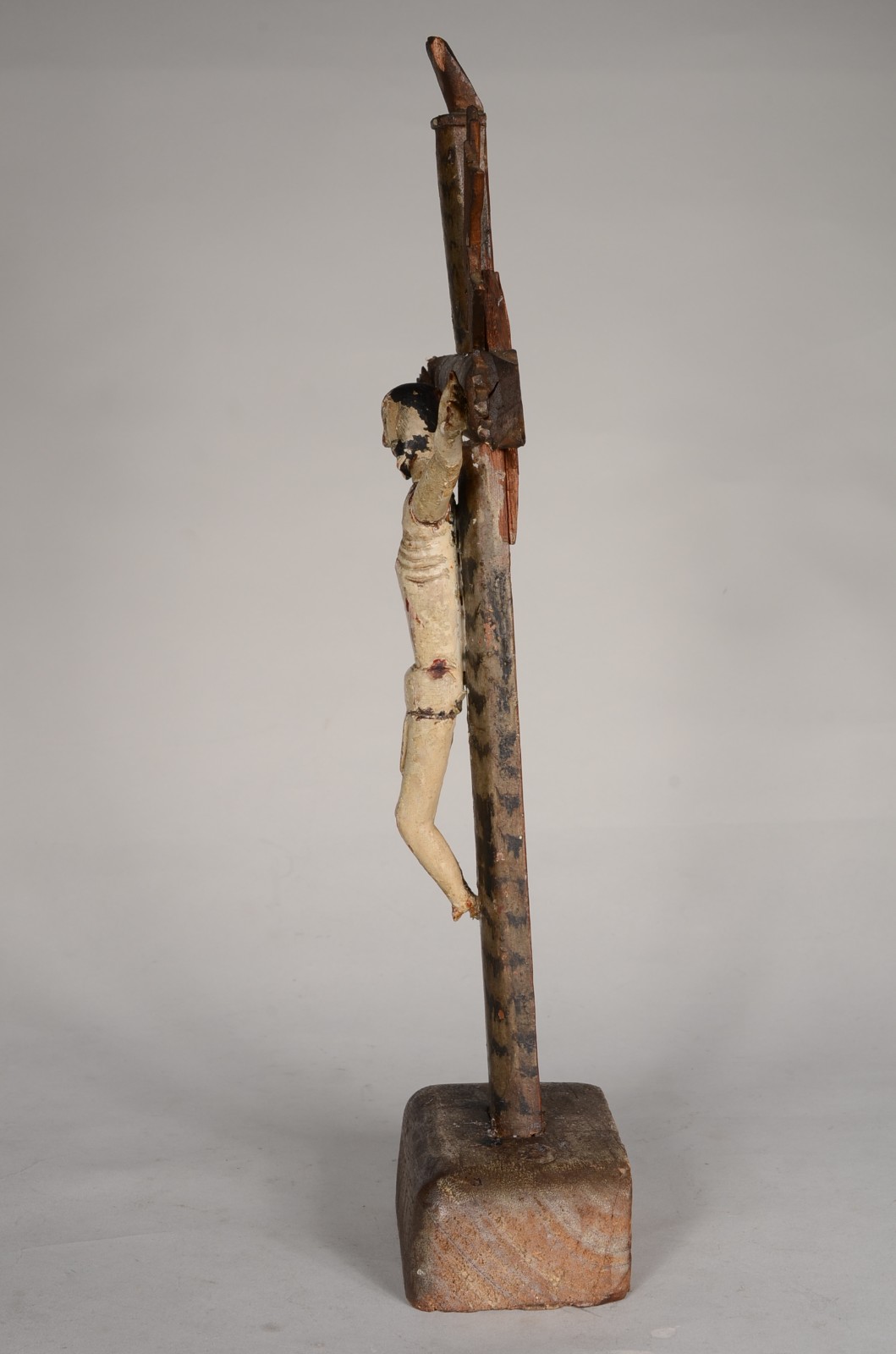 Crucifixo com figura de Cristo de madeira policromada rústica. - foto 5 de 8