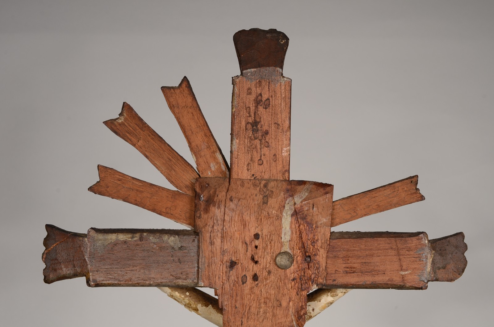 Crucifixo com figura de Cristo de madeira policromada rústica. - foto 6 de 8