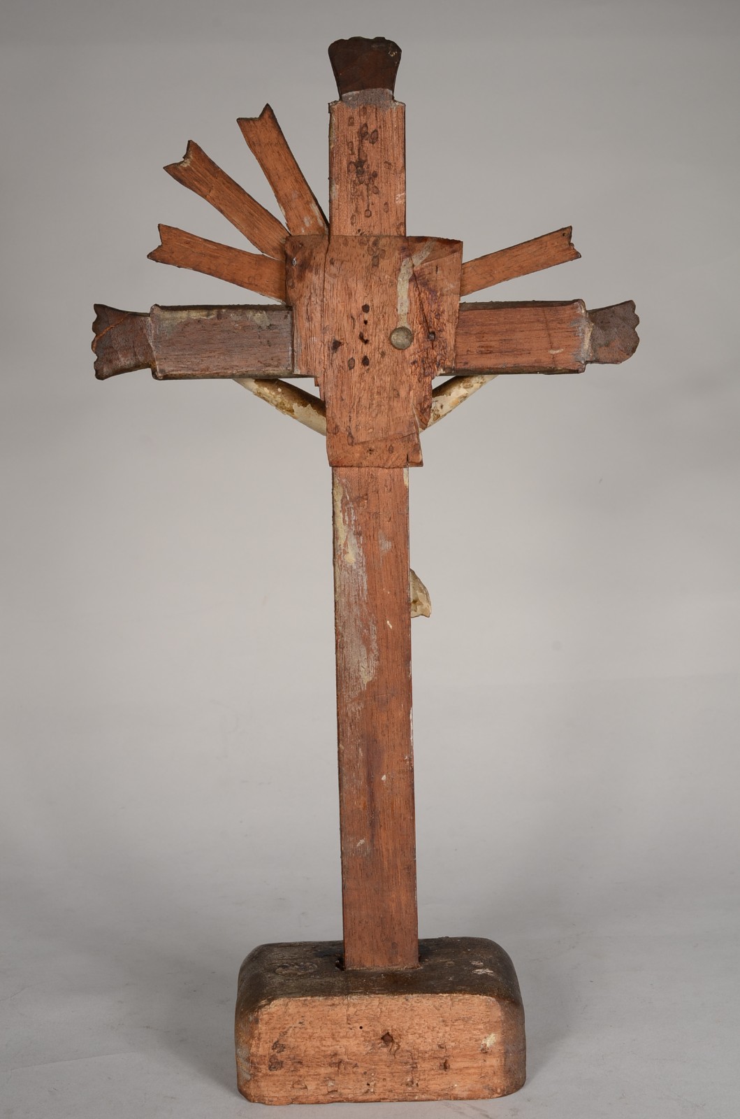 Crucifixo com figura de Cristo de madeira policromada rústica. - foto 7 de 8