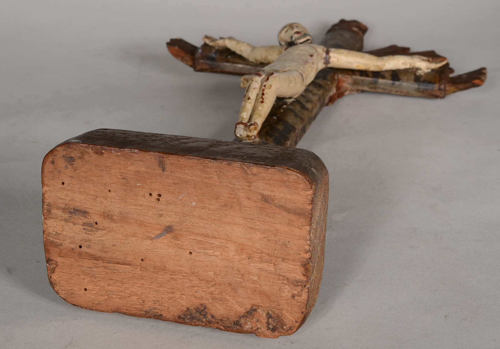 Crucifixo com figura de Cristo de madeira policromada rústica. - foto 8 de 8