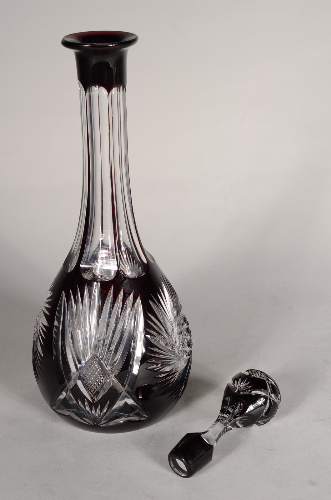 Garrafa de cristal doublé rubi lapidada. - foto 5 de 11