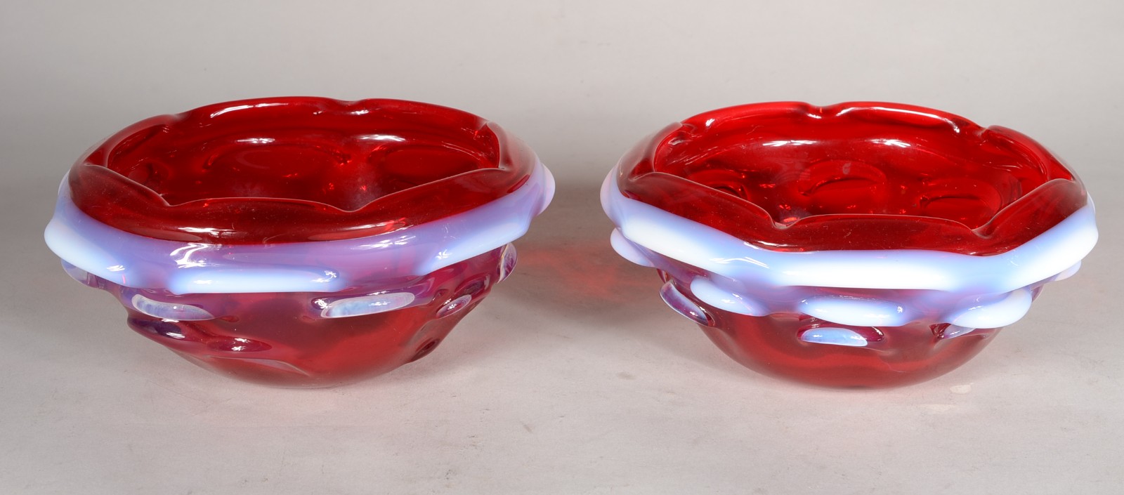 Par de bowls de murano na cor rubi com mesclas brancas na borda. - foto 1 de 8