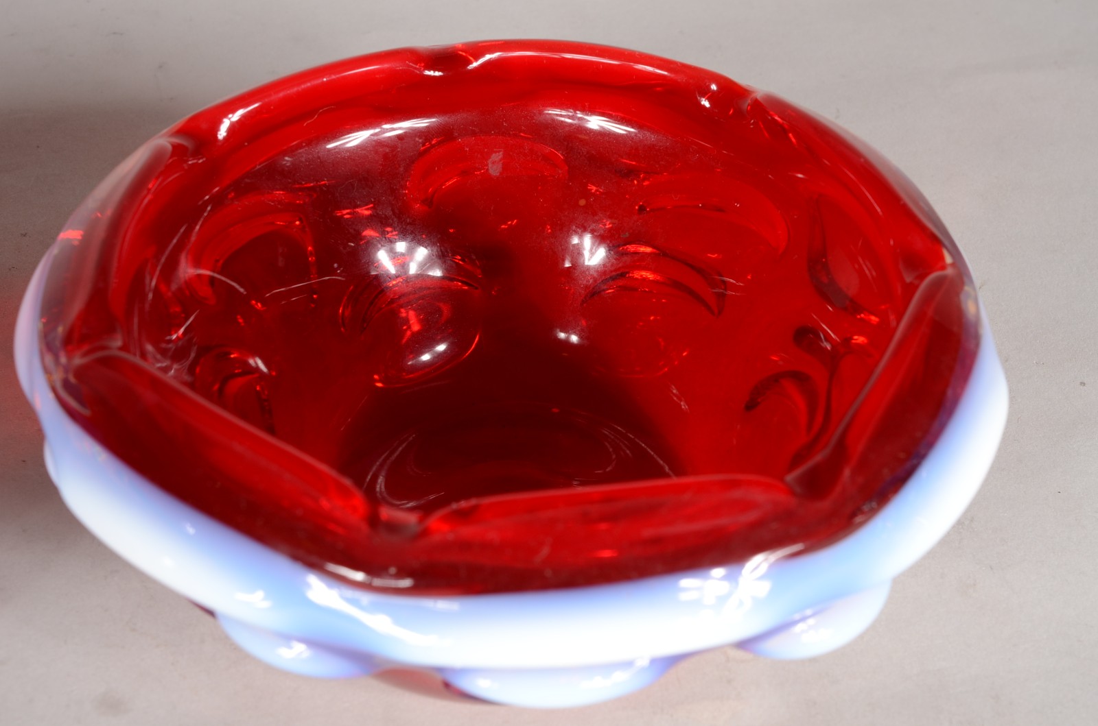 Par de bowls de murano na cor rubi com mesclas brancas na borda. - foto 2 de 8