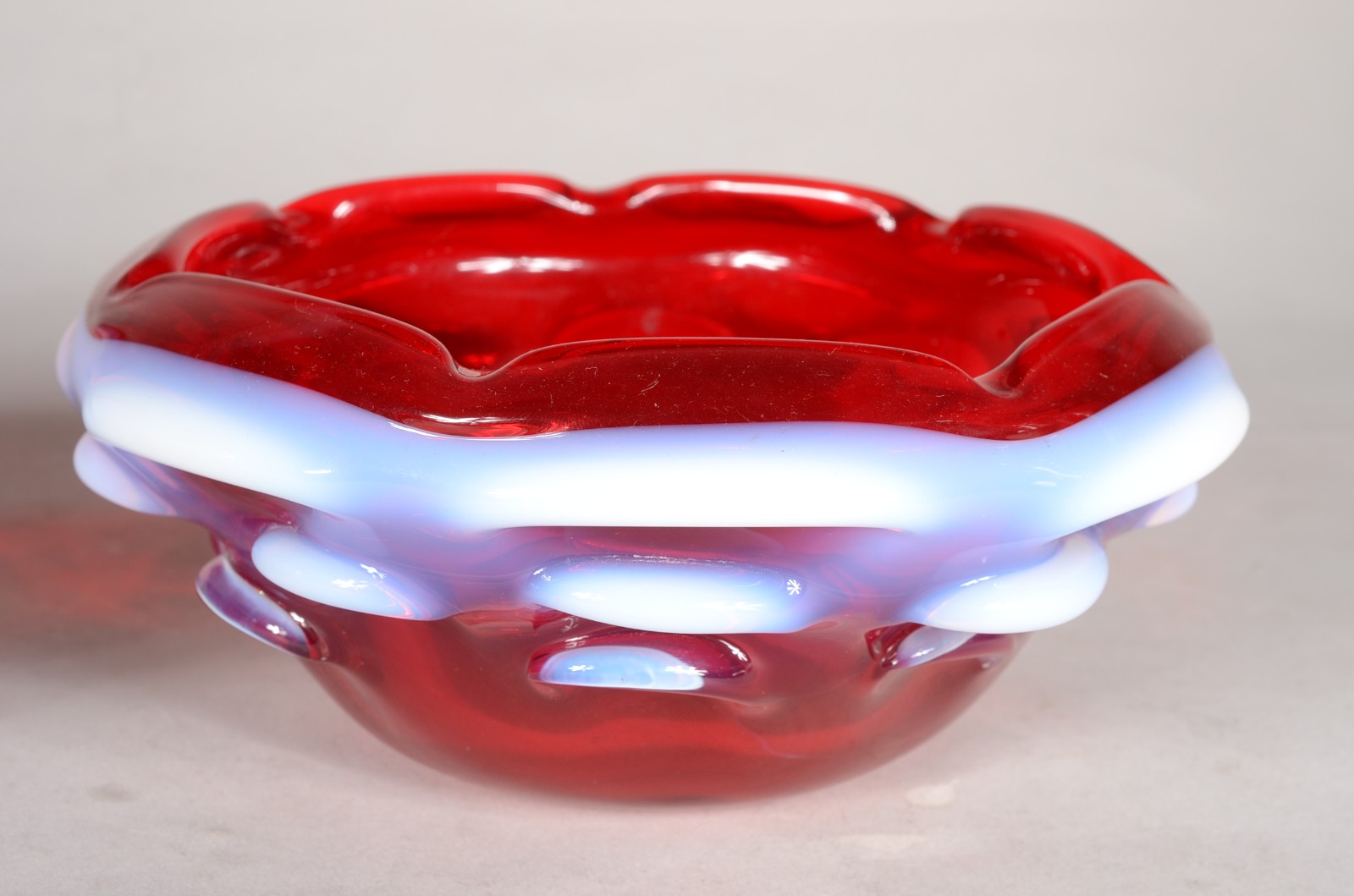 Par de bowls de murano na cor rubi com mesclas brancas na borda. - foto 3 de 8