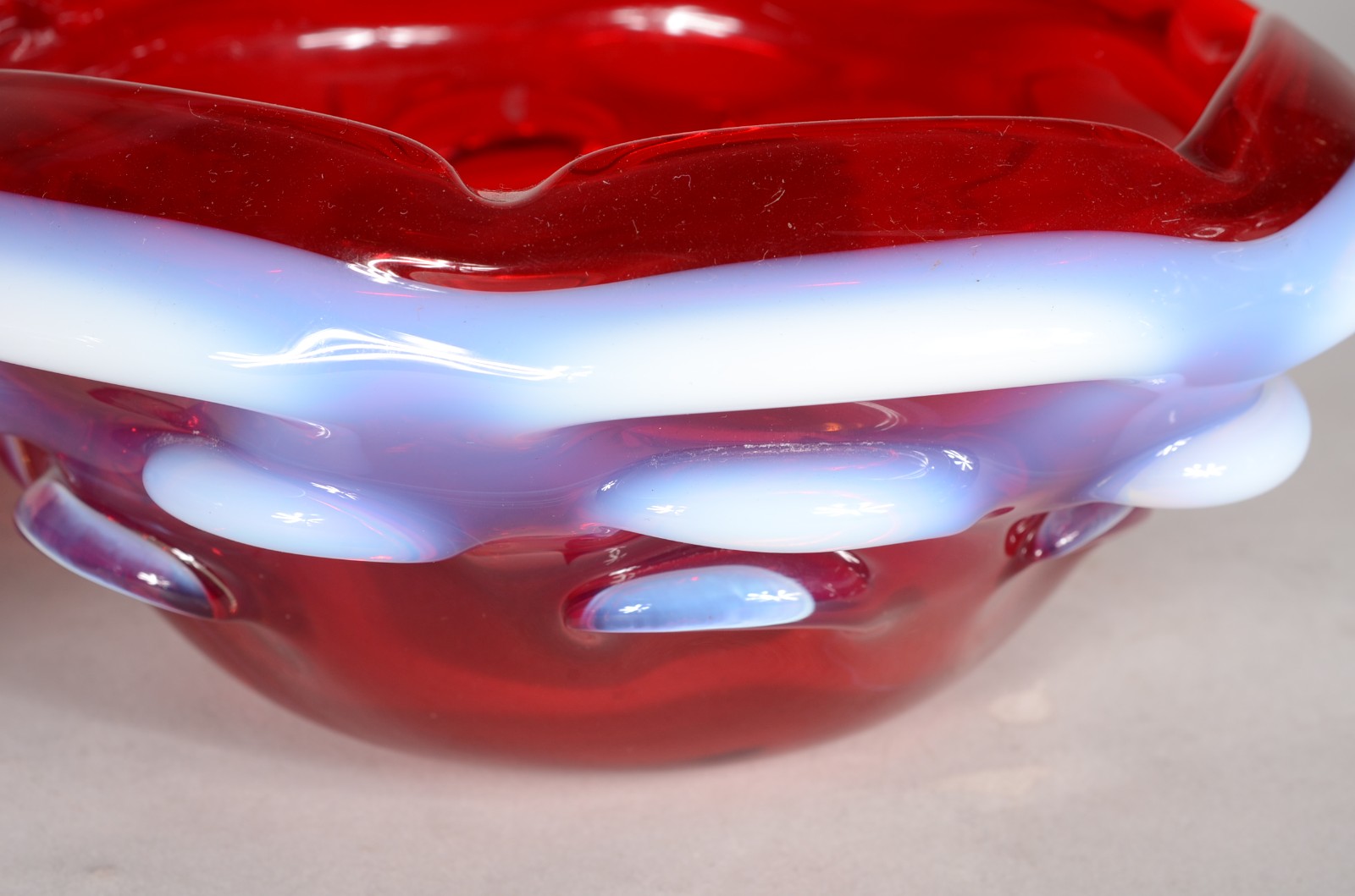 Par de bowls de murano na cor rubi com mesclas brancas na borda. - foto 4 de 8