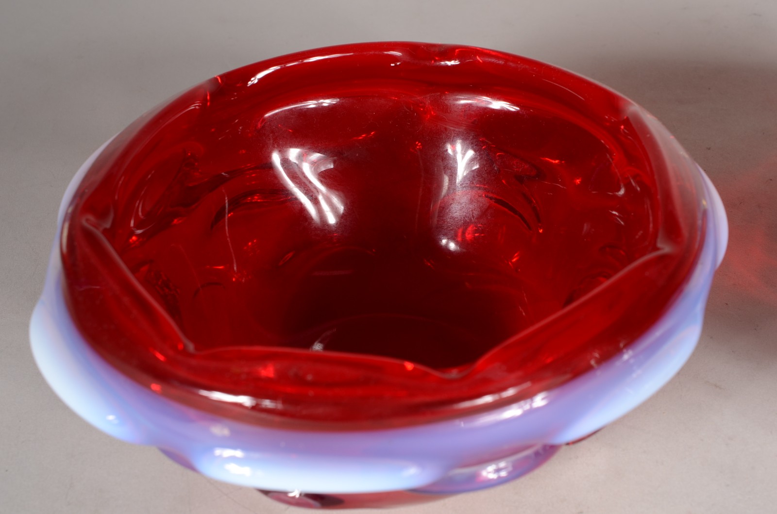 Par de bowls de murano na cor rubi com mesclas brancas na borda. - foto 5 de 8