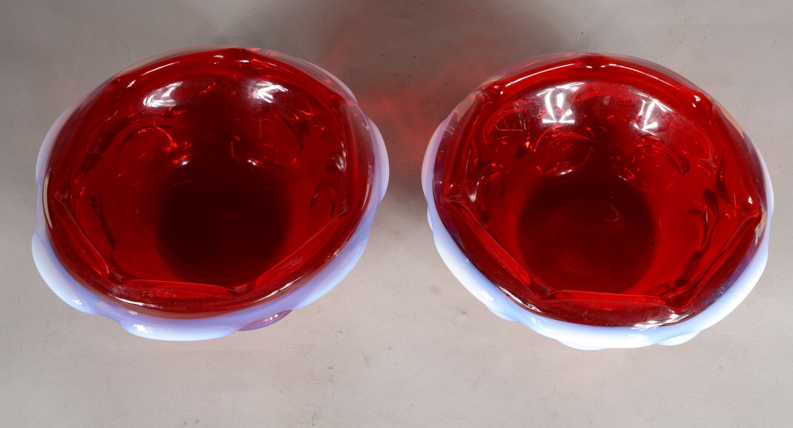 Par de bowls de murano na cor rubi com mesclas brancas na borda. - foto 6 de 8