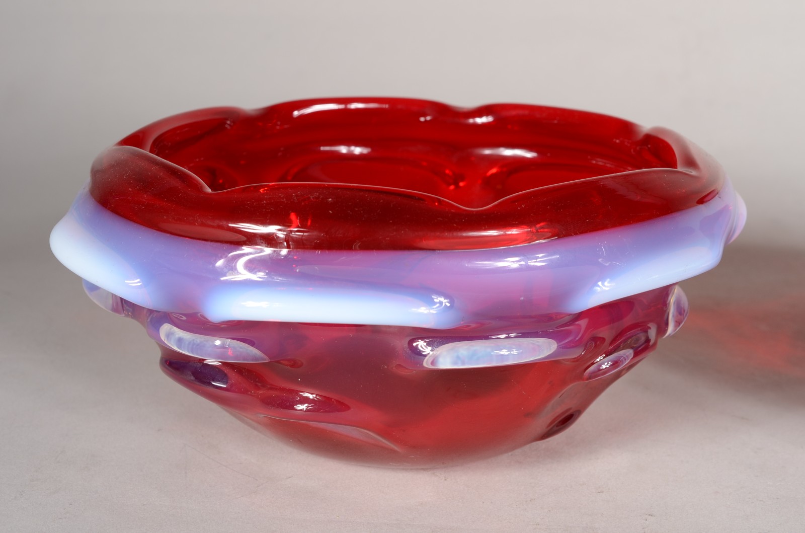 Par de bowls de murano na cor rubi com mesclas brancas na borda. - foto 7 de 8