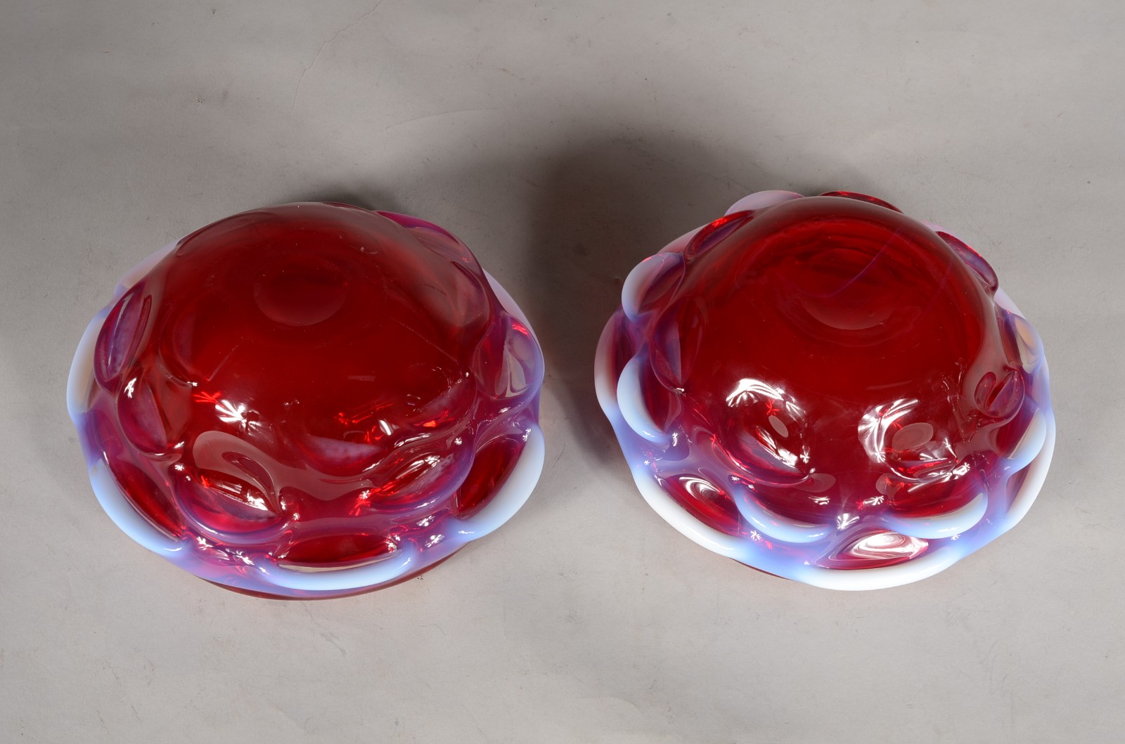 Par de bowls de murano na cor rubi com mesclas brancas na borda. - foto 8 de 8