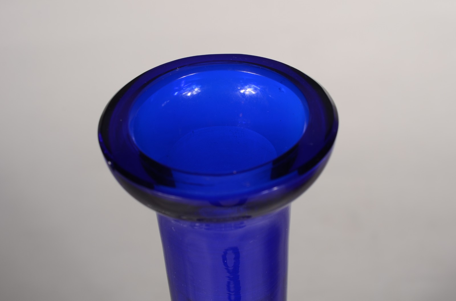 Garrafa de cristal doublé azul. Mínimos bicados. - foto 2 de 9