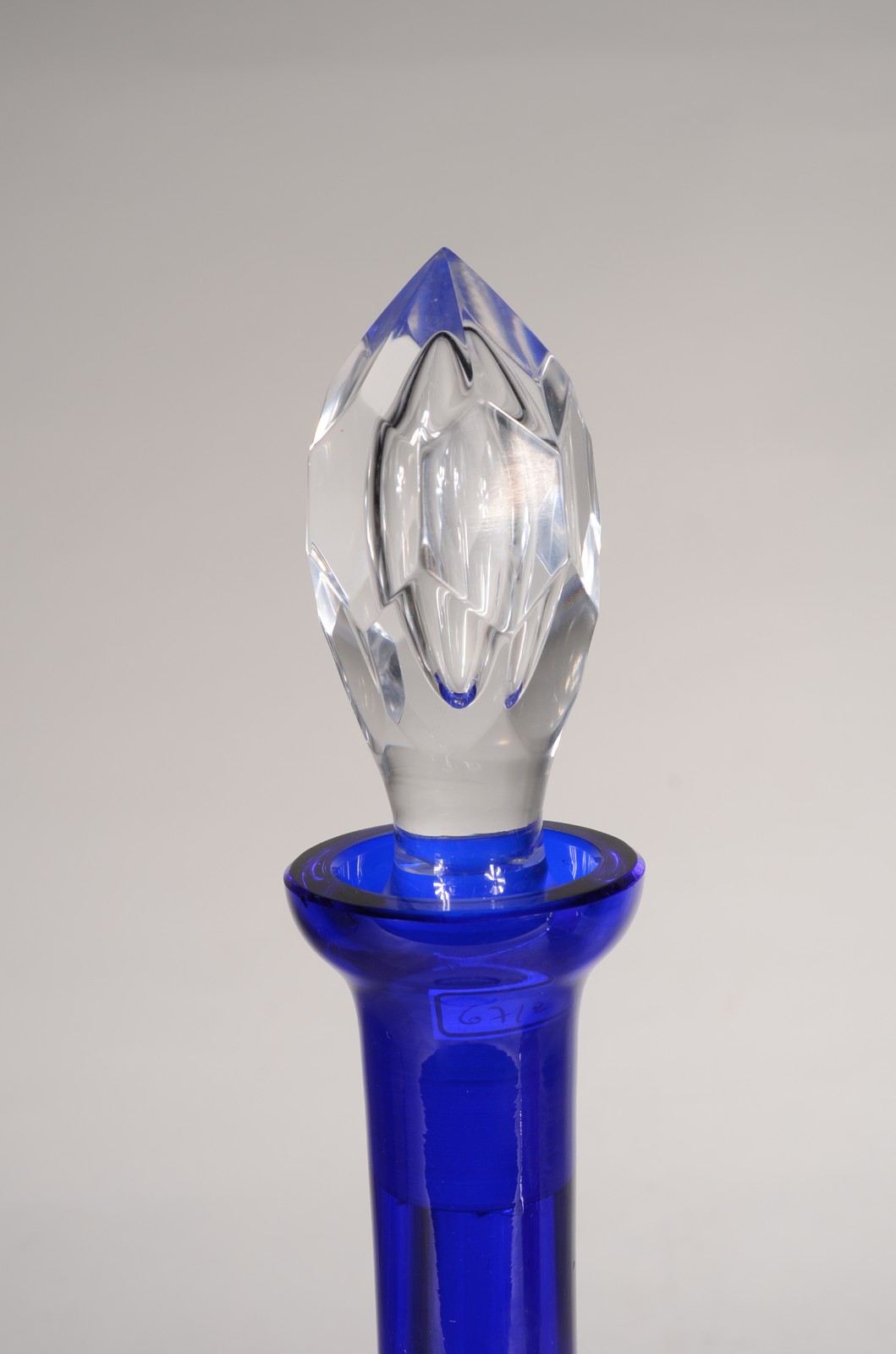 Garrafa de cristal doublé azul. Mínimos bicados. - foto 3 de 9