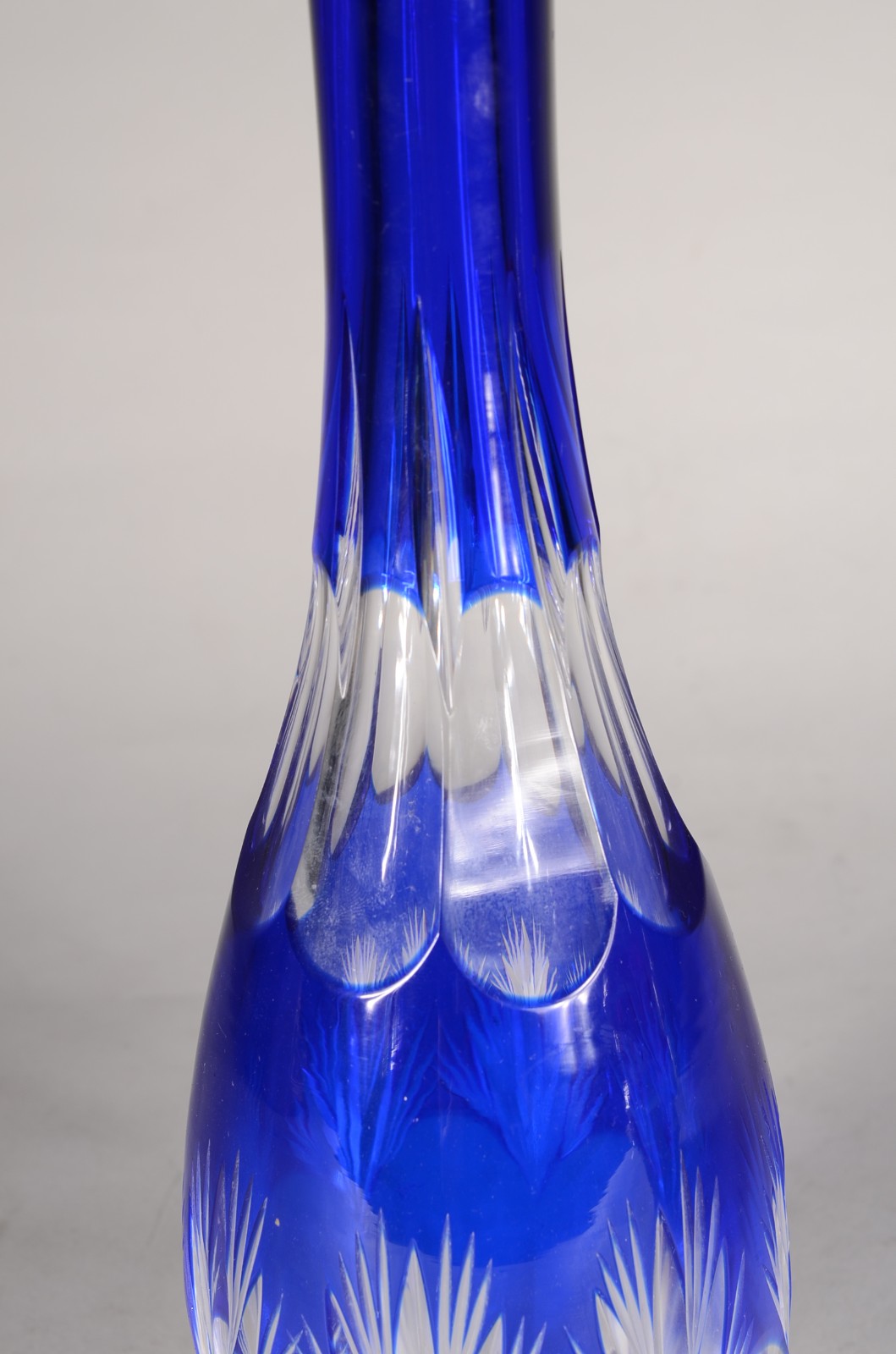 Garrafa de cristal doublé azul. Mínimos bicados. - foto 4 de 9