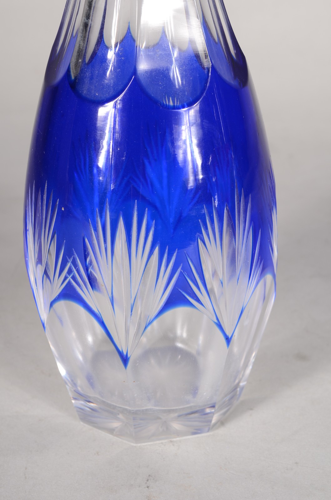 Garrafa de cristal doublé azul. Mínimos bicados. - foto 5 de 9