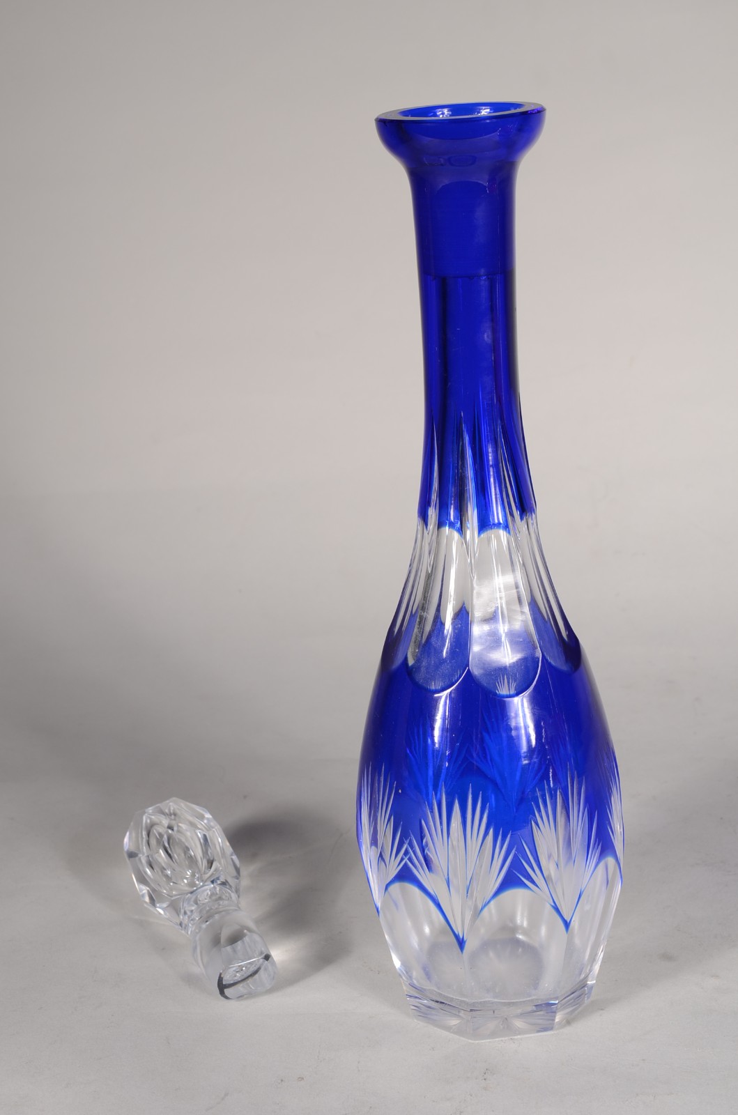 Garrafa de cristal doublé azul. Mínimos bicados. - foto 6 de 9