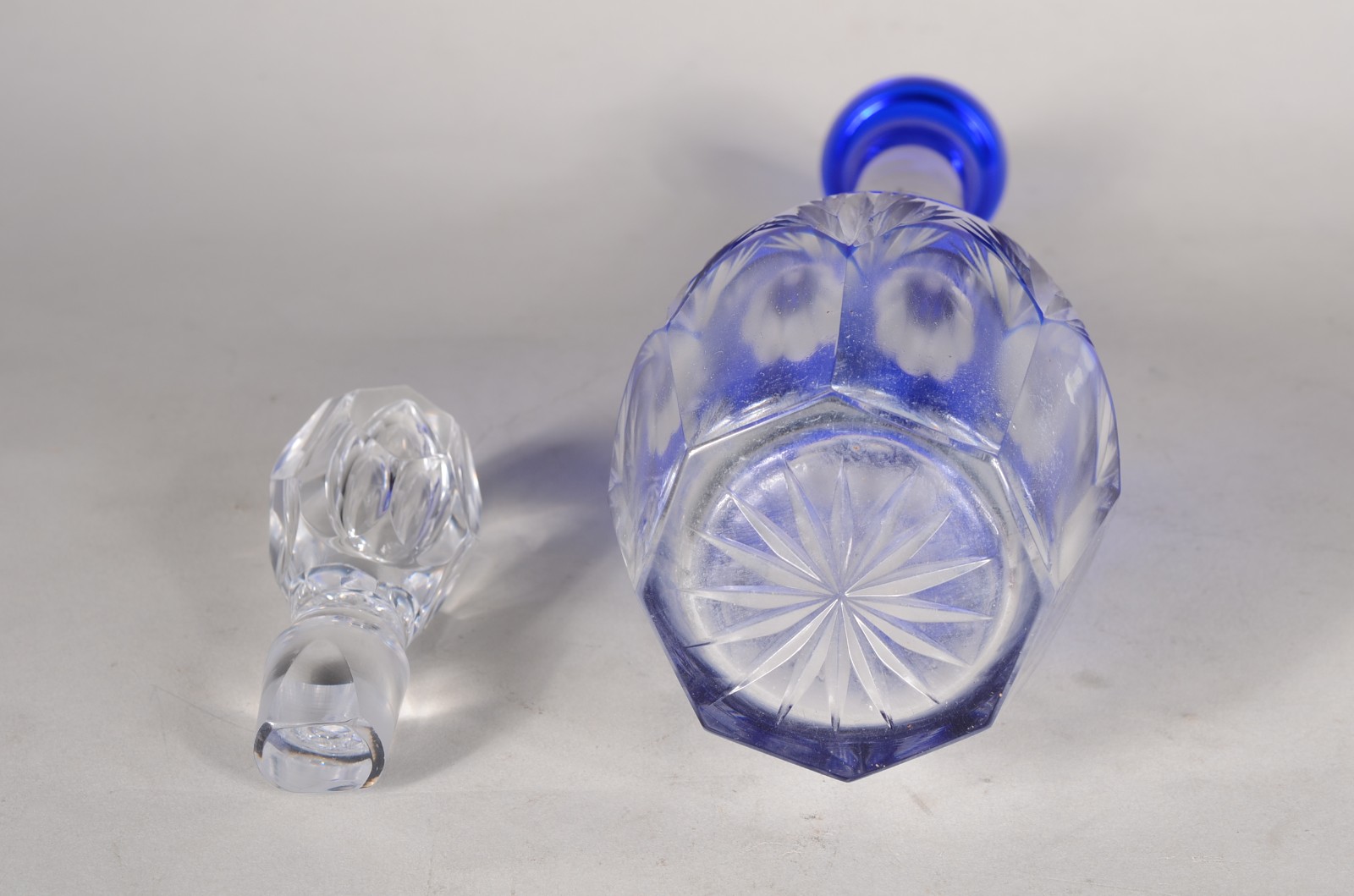 Garrafa de cristal doublé azul. Mínimos bicados. - foto 7 de 9