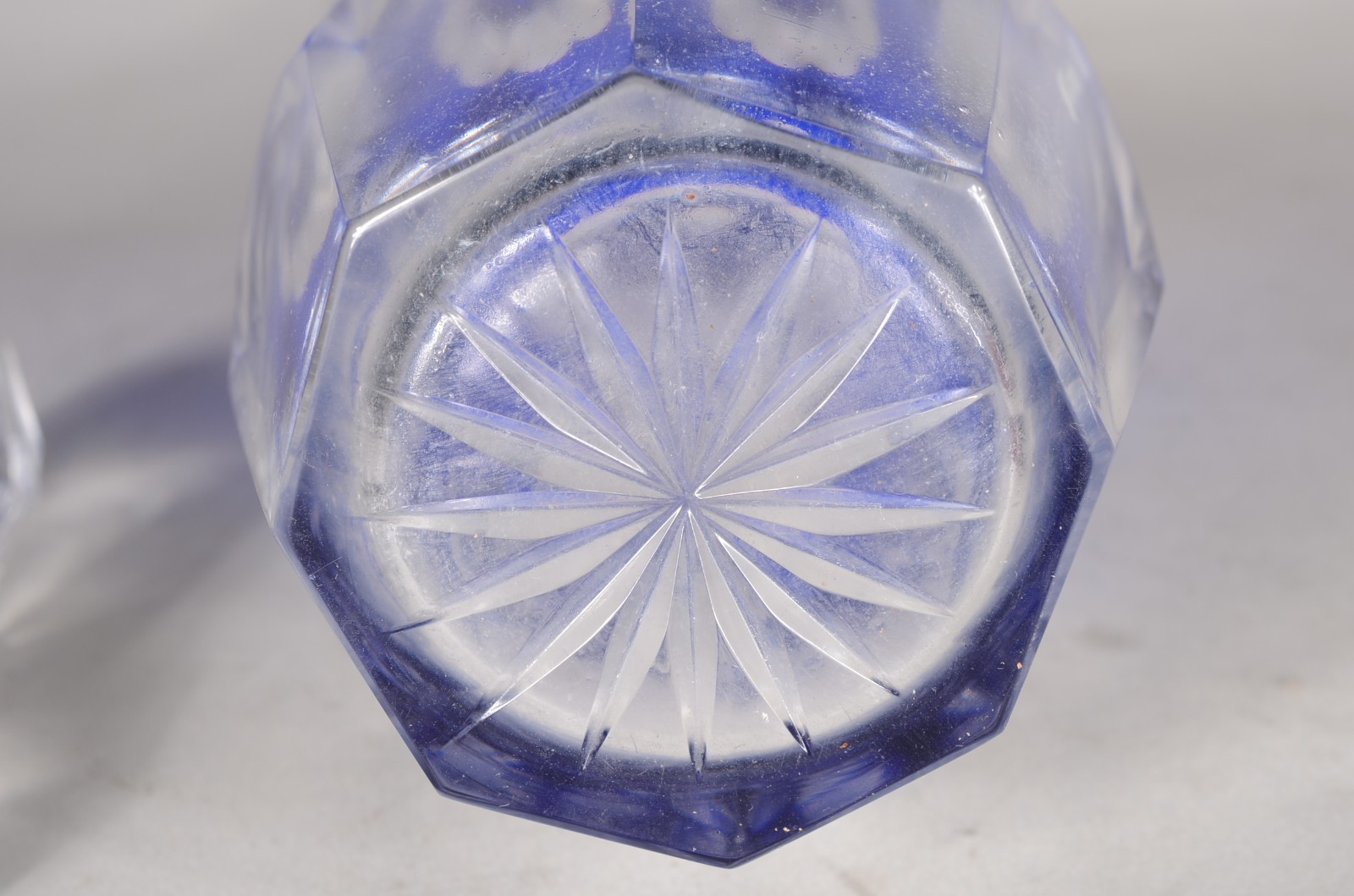 Garrafa de cristal doublé azul. Mínimos bicados. - foto 8 de 9
