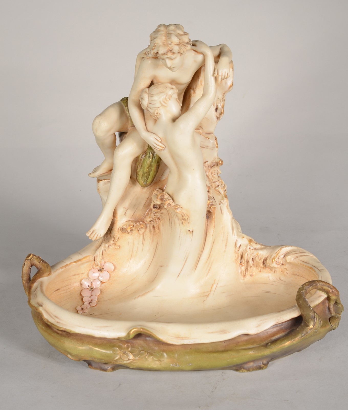Grupo escultórico art nouveau em porcelana da Bohêmia, esmaltagem... - foto 1 de 8
