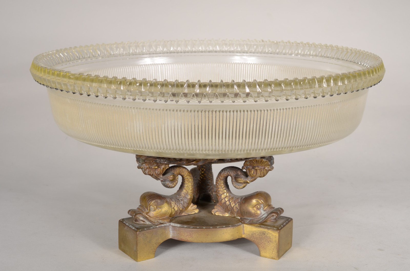 Fruteira/centro de mesa com base de metal dourado na forma de... - foto 1 de 6