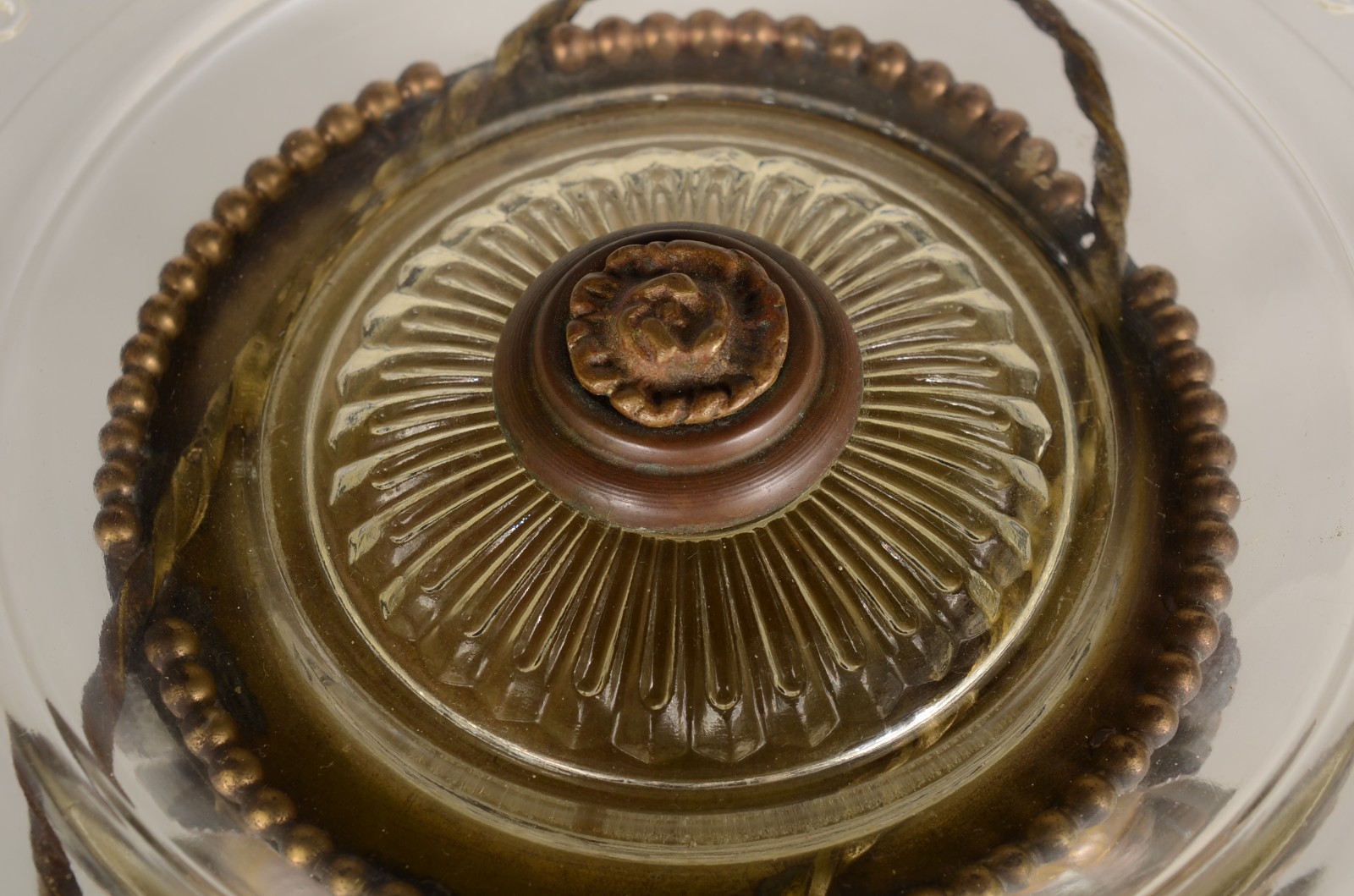 Fruteira/centro de mesa com base de metal dourado na forma de... - foto 2 de 6