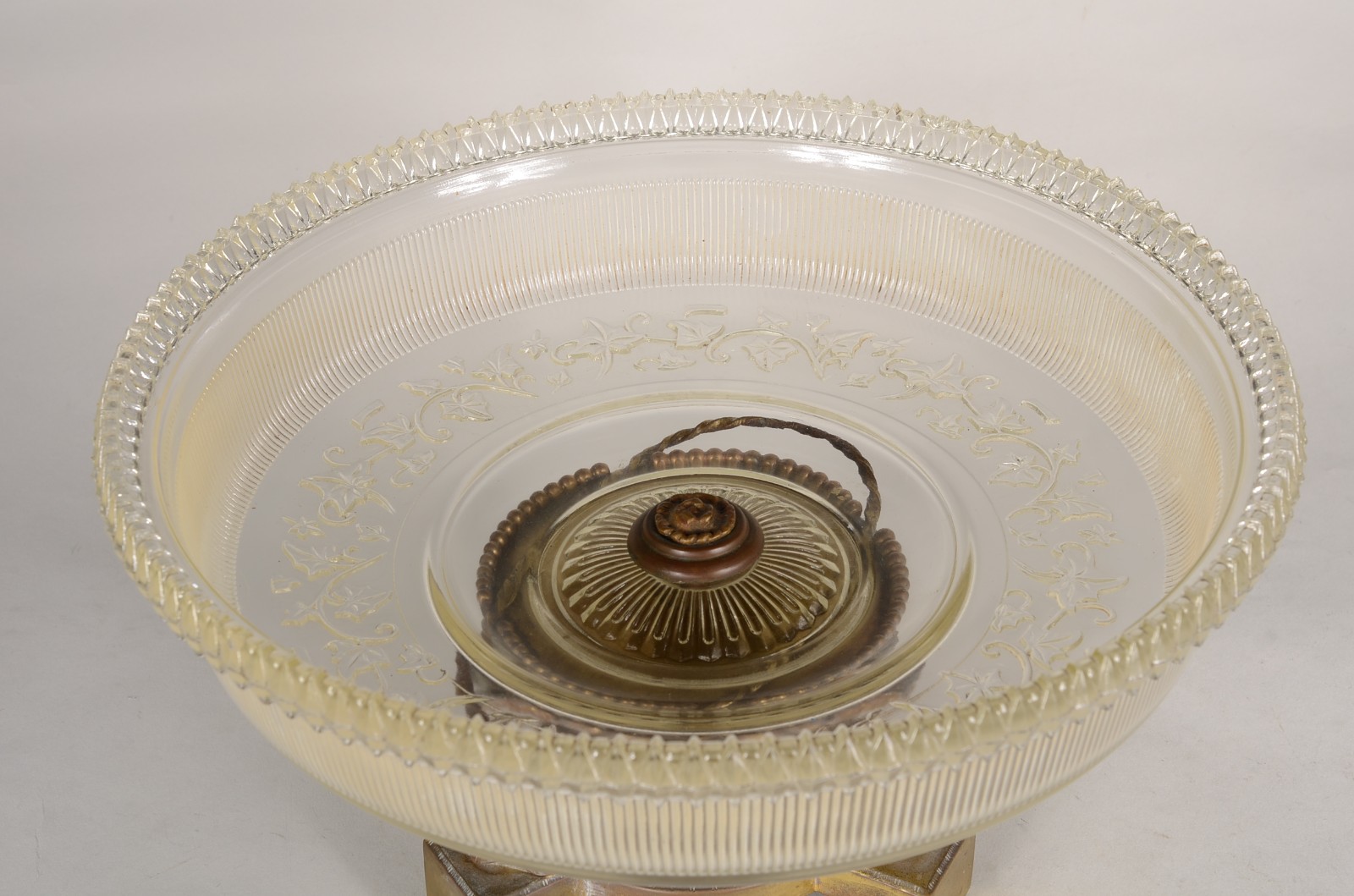 Fruteira/centro de mesa com base de metal dourado na forma de... - foto 3 de 6