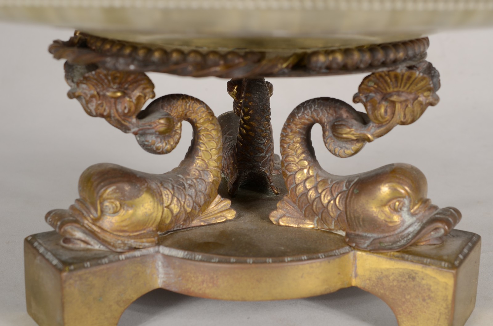 Fruteira/centro de mesa com base de metal dourado na forma de... - foto 4 de 6