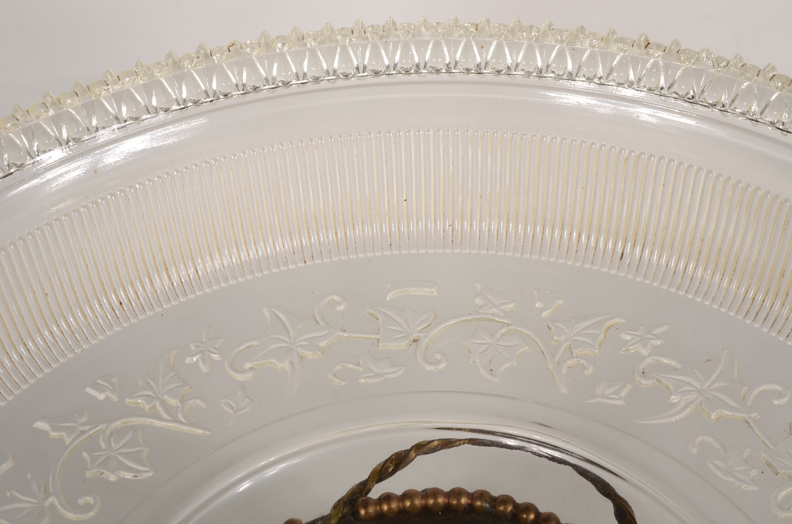 Fruteira/centro de mesa com base de metal dourado na forma de... - foto 6 de 6