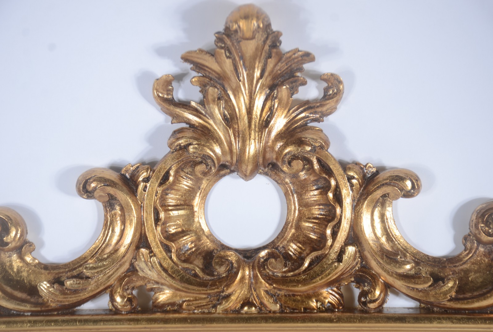 Espelho de cristal bisotado com moldura de madeira com florões... - foto 2 de 5