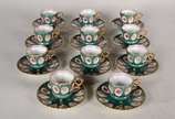 Serviço com 11 xícaras para café com pires de p... - Serviço com 11 xícaras para café com pires de porcelana japonesa verde com reservas de rostos femininos em policromia, composto de xícaras com p...