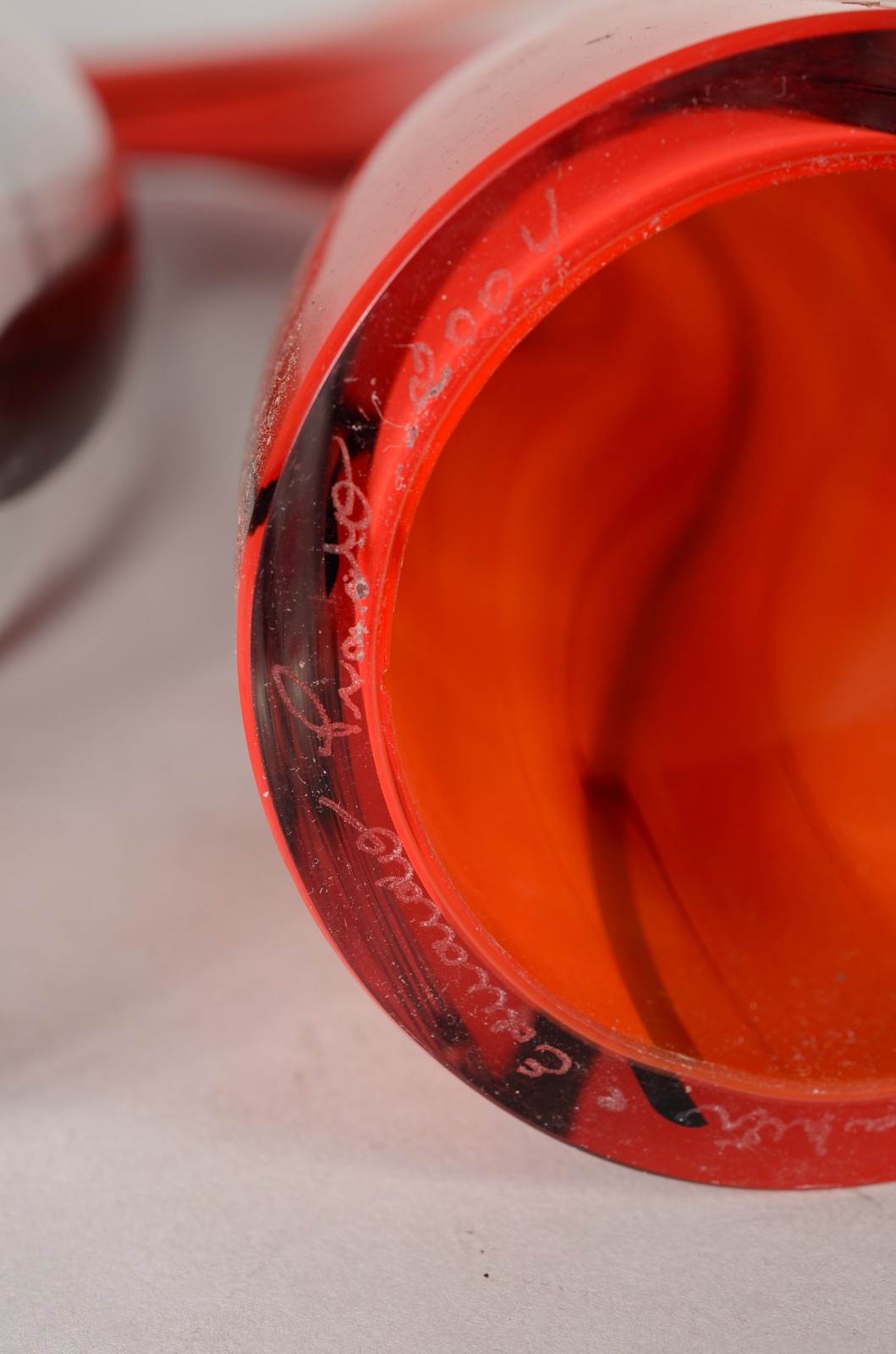 Enfeite com 3 peças de murano colorido sobre base de mármore. - foto 7 de 10