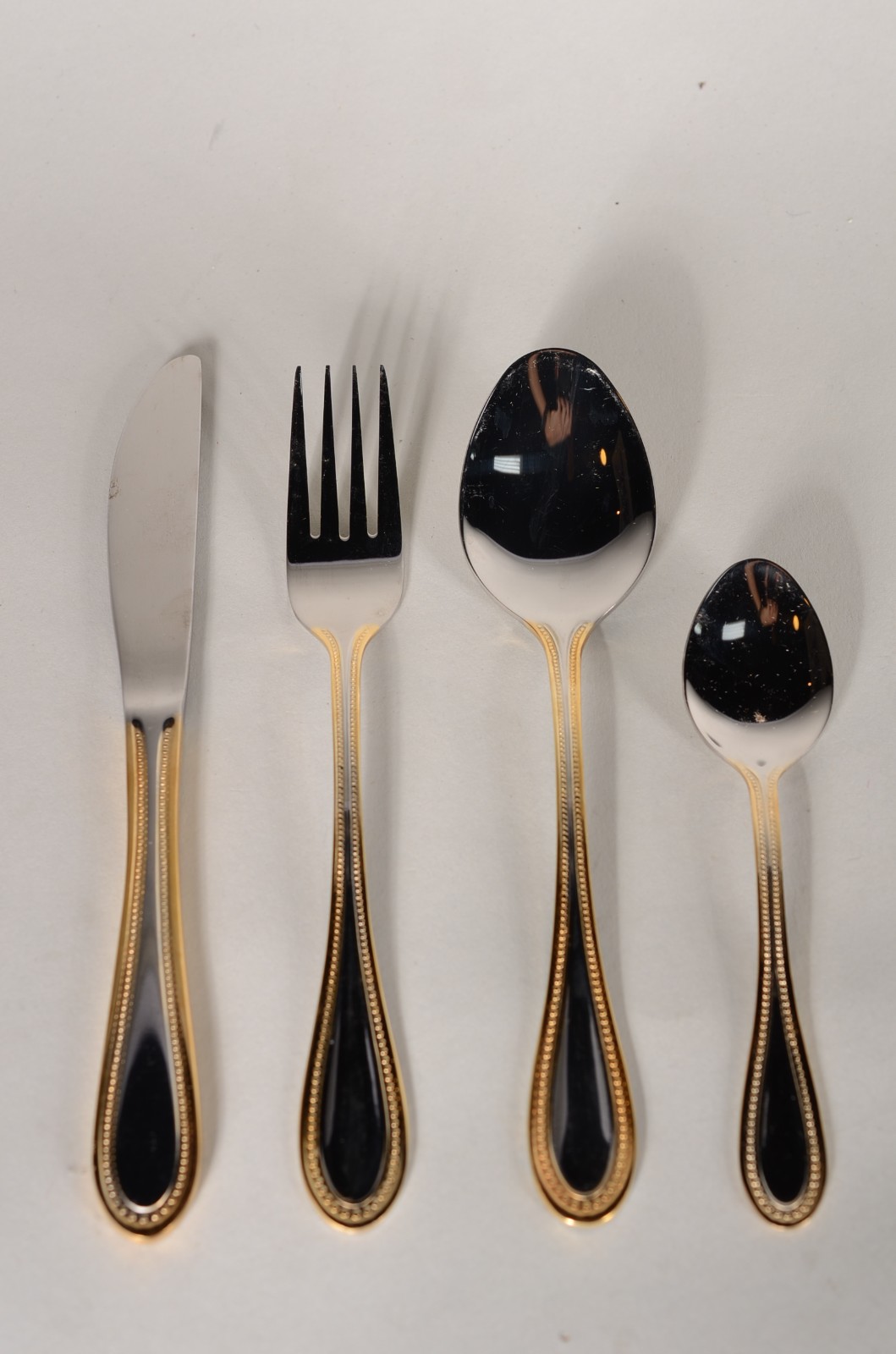 Faqueiro de aço inox composto de: 6 colheres, 6 grafos, 6 facas... - foto 2 de 8