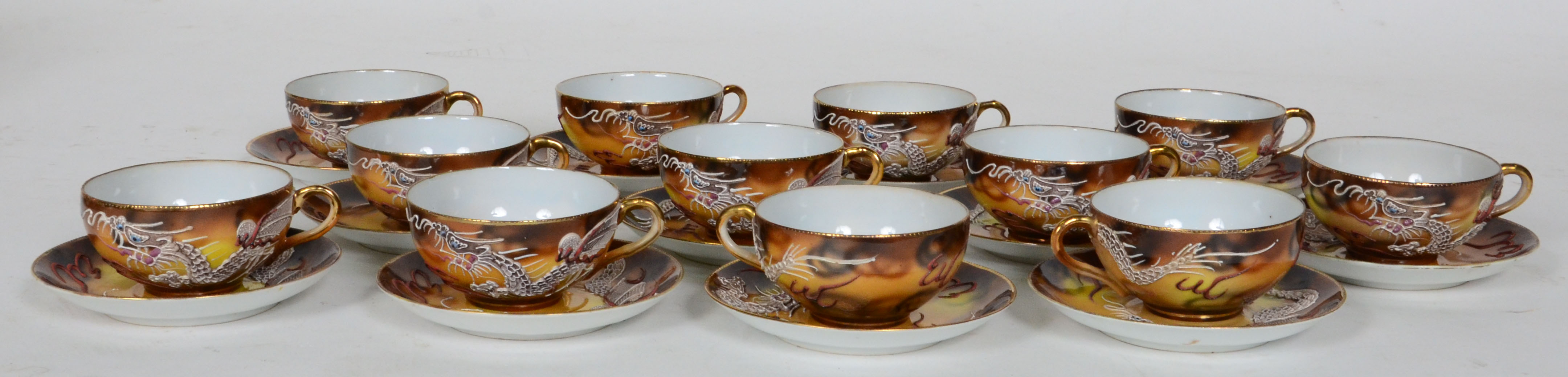 Serviço de chá e café de porcelana oriental decorado com dragão em... - foto 4 de 4