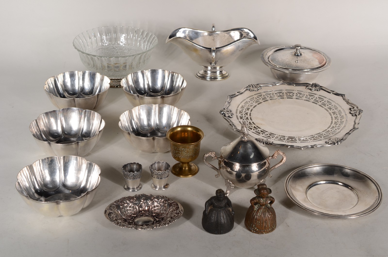 Diversas peças de metal, sendo: 5 bowls gomado com monograma... - foto 1 de 9
