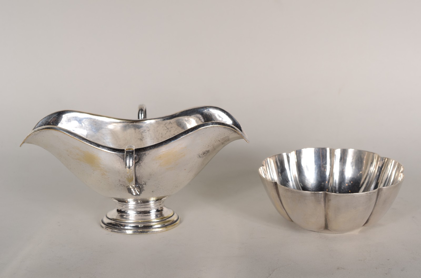 Diversas peças de metal, sendo: 5 bowls gomado com monograma... - foto 2 de 9